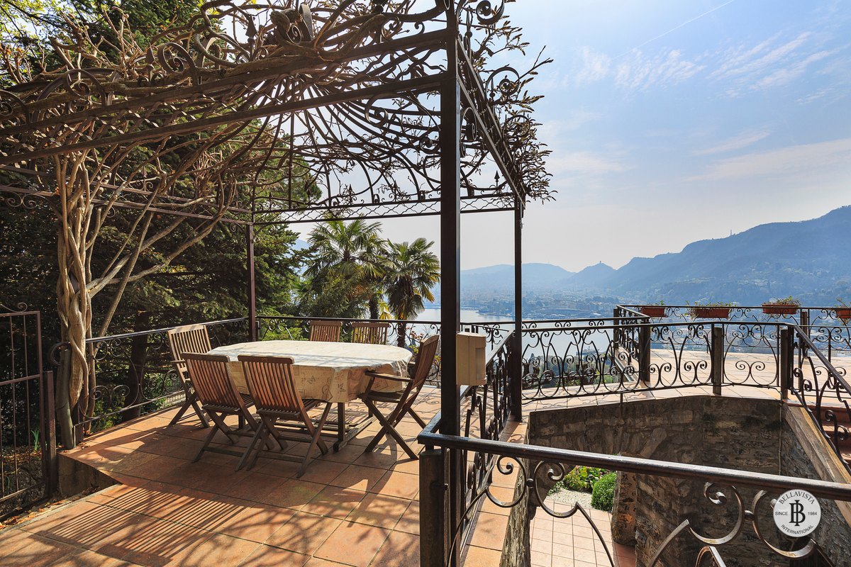 Villa a Como, venduta in videochiamata