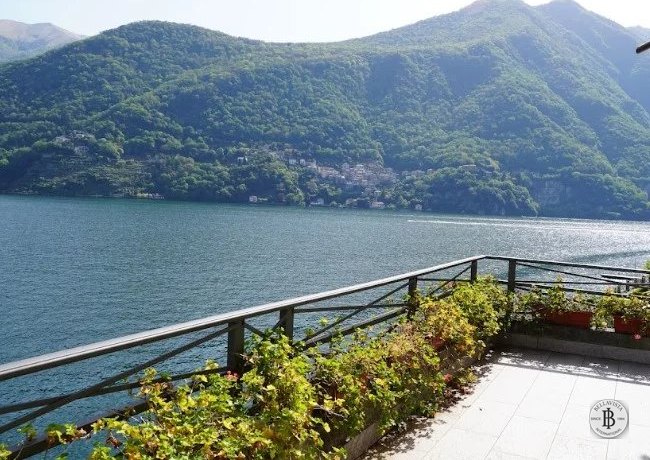 Ultima villa in prima fila a Laglio